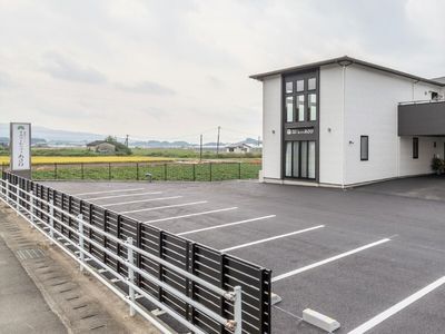 白壁の建物と駐車場