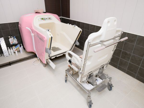 特別浴槽と移動椅子
