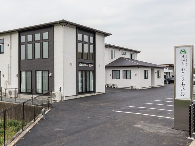 清潔感ある建物の外観 外観 モダンで清潔感があり、駐車スペースも広々とした施設です。職員や訪問者の方々の利便性を考えた造りとなっています。