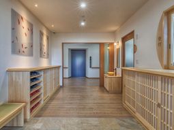 明るい木目調の廊下