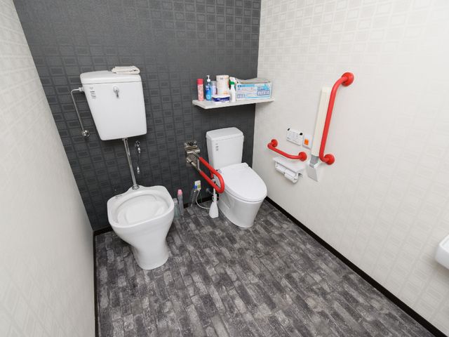 バリアフリー対応トイレ トイレ 安全で使いやすい配慮が施されたトイレです。手すりや緊急呼び出しボタンが設置され、快適にご利用いただけます。