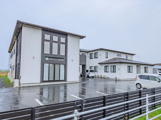 白い壁の建物外観 外観 モダンで清潔感のある設計の施設外観です。将来の職場として、快適な環境が期待できる様子が伝わります。