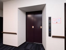 清潔なエレベーター前