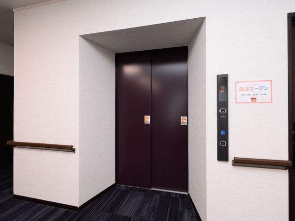 清潔なエレベーター前