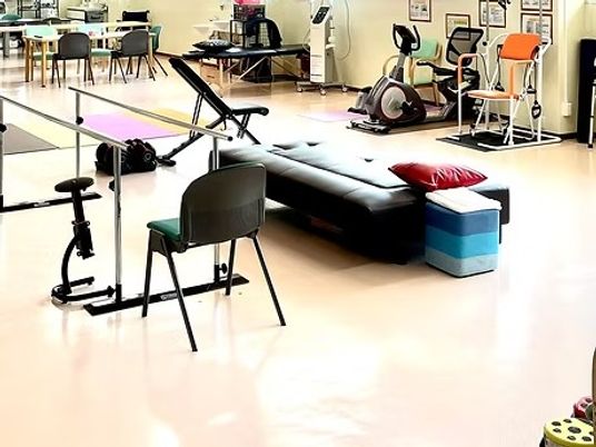 運動器具が並ぶ機能訓練室  