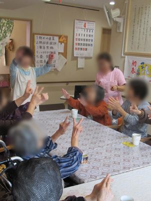 笑顔で手を挙げる人々