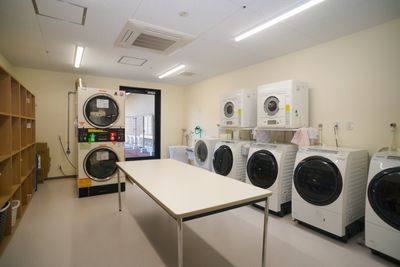 洗濯機が並ぶ洗濯室