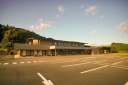 広々駐車場のある建物