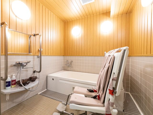 快適な浴室設備 浴室 安全かつ快適にご利用いただける様々な手すり付きの浴室です。ゆったりとしたバスタイムをお過ごしいただけます。