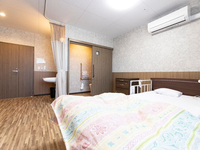 居心地の良い居室空間 居室 広々とした居室には、清潔感溢れるインテリアが配され、快適な生活のための備えが整っています。空調設備も完備された安心の空間で、新たな職場をご検討されてはいかがでしょうか。