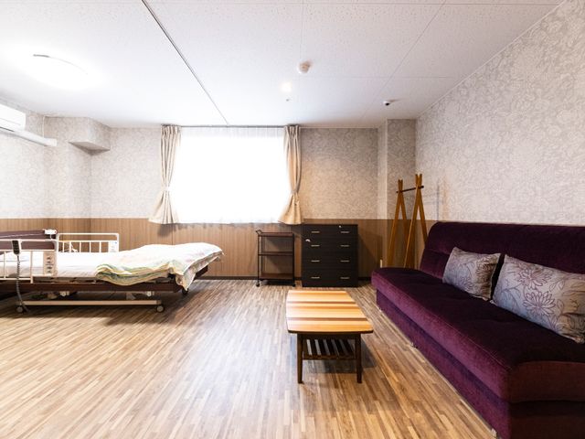 居室の広々した空間 居室 ゆったりとしたソファが備えられた明るい居室です。日当たりの良い窓辺には、室内でのくつろぎ時間をお過ごしいただけます。