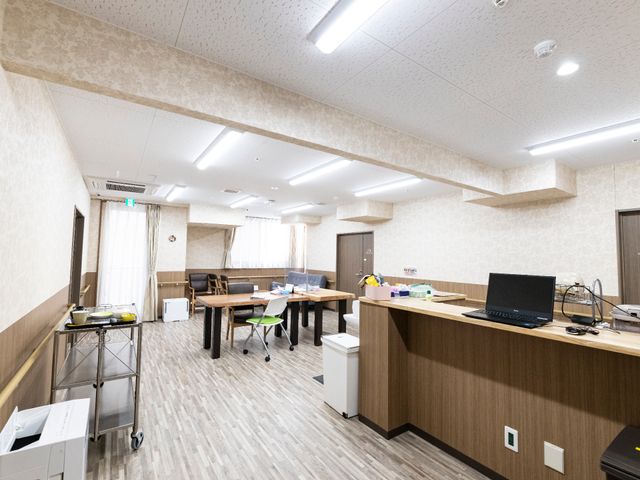 スタッフの作業スペース 共有スペース 広々とした作業空間が整備されており、スタッフが快適に業務を行える環境が整っています。明るく落ち着いた雰囲気の中で、日々の支援に取り組むことができます。