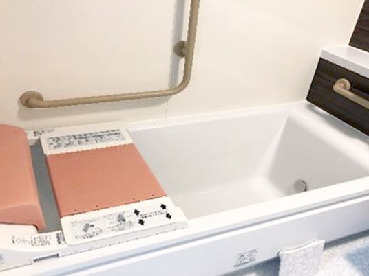 手すり付き浴槽  