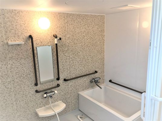 バリアフリーの快適浴室