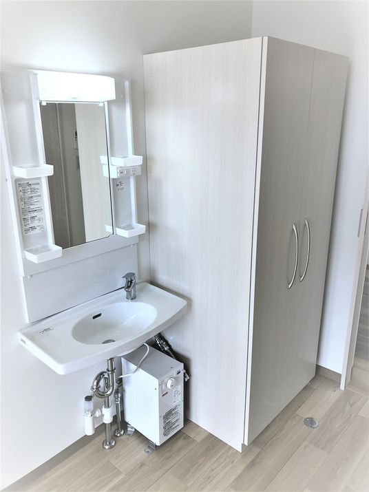 清潔な洗面台とクローゼット