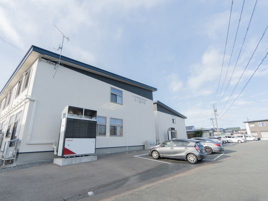 広々とした敷地の外観