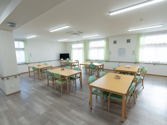 明るい広々とした食堂