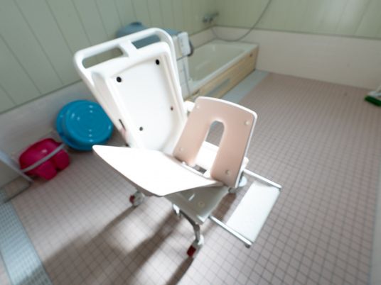 入浴補助椅子がある浴室