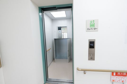 手すり付きのエレベーター