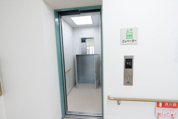 手すり付きのエレベーター