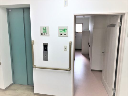 エレベーター付きの通路