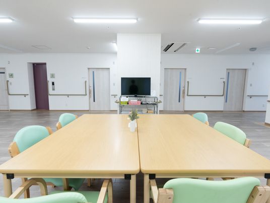 静かで明るいダイニングルーム