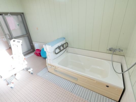 リフト付きの浴室