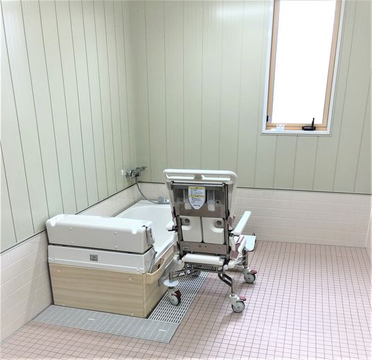 リフト付き浴槽設備