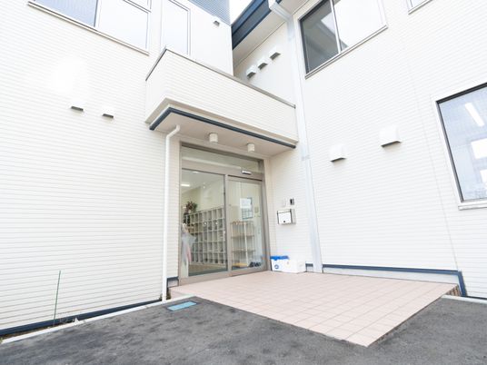 正面扉がある外観