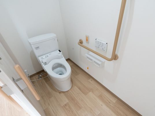 手すり付きの設備便所