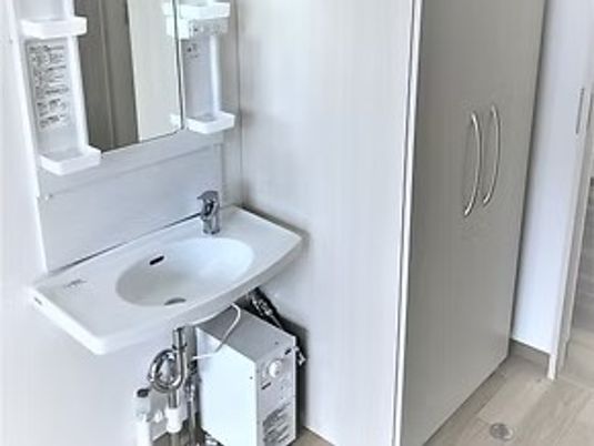 洗面台と収納のある空間  