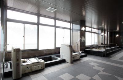 リラックスできる広い浴室