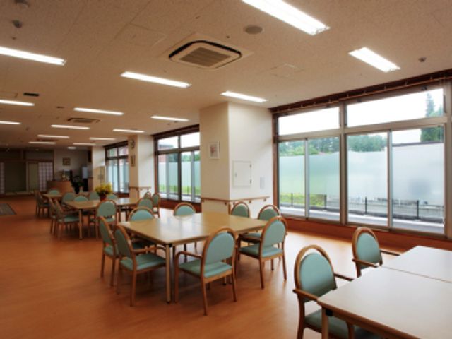 ゆったりとした食堂 食堂 広々とした食堂では、明るい窓辺で食事をお楽しみいただけます。車椅子の方も安心の間取りです。