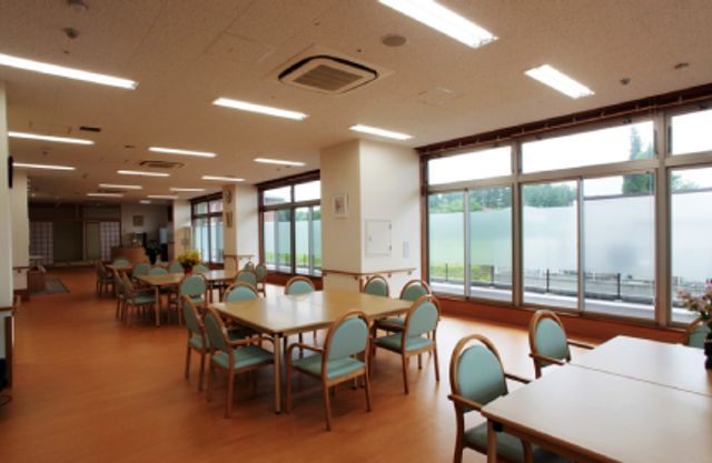ゆったりとした食堂 食堂 広々とした食堂では、明るい窓辺で食事をお楽しみいただけます。車椅子の方も安心の間取りです。