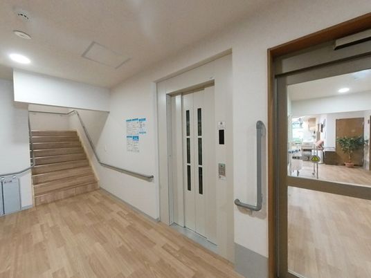 エレベーター前の廊下