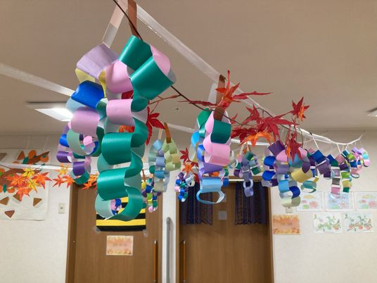 飾り付けられた共有スペース