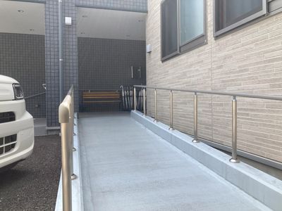 手すり付きの坂道