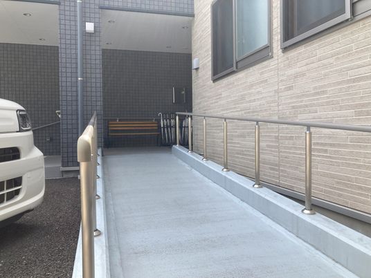 手すり付きの坂道