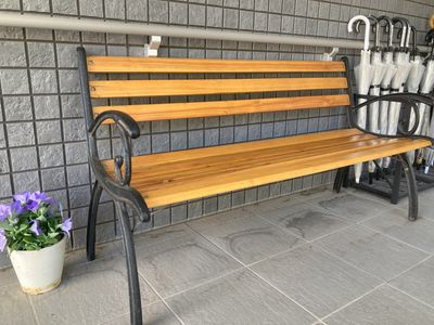 ベンチと鉢植えのエントランス