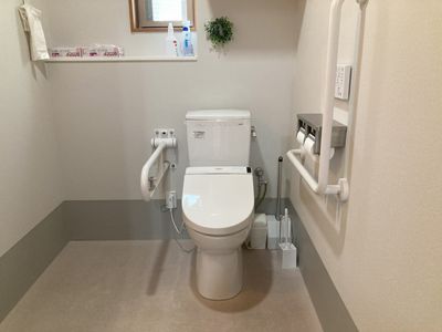 手すり付きの清潔なトイレ