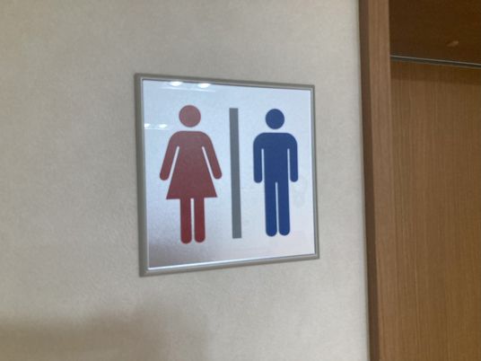 性別を示すトイレの案内表示