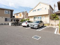 明るい外観と駐車場