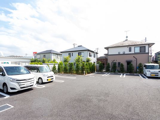 駐車場の整った外観
