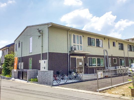 新築そうな外観の建物