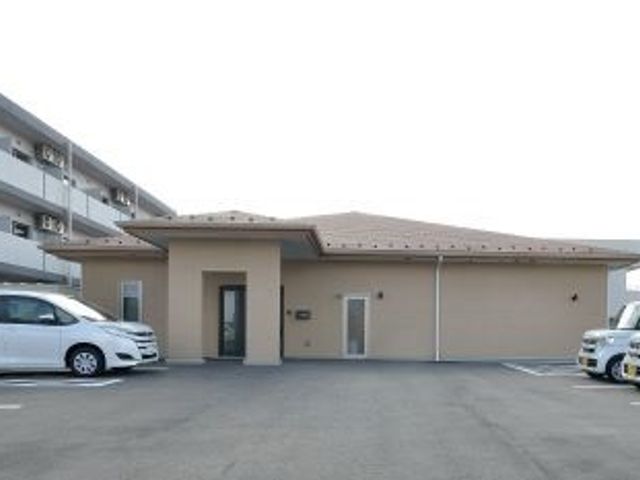 建物正面の外観 外観 シンプルなデザインの建物正面です。駐車スペースも充実していますので、訪問の際に便利です。