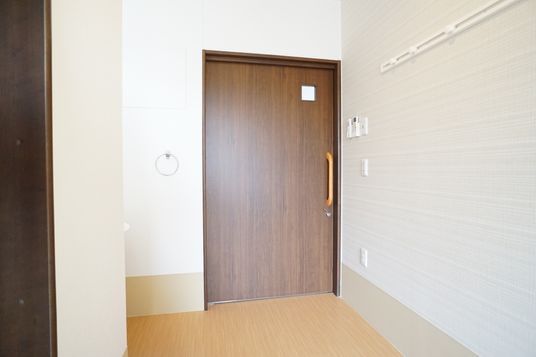 明るい居室のドア