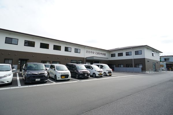 明るい施設の外観