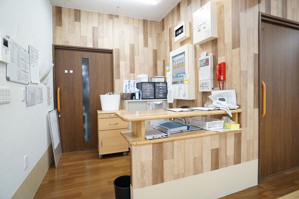 施設の写真 壁の端に設けられた木製のカウンター