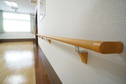 手すりが設置された廊下