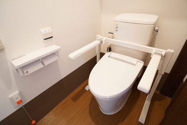 施設の写真 トイレ内には、手すりを設置